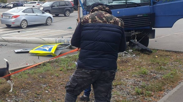 Грузовик после столкновения с легковушкой снес столб освещения в Челябинске