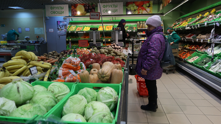 «Ее что, долларами поливают?»: в челябинских магазинах капуста подорожала до 150 рублей
