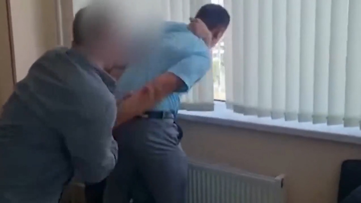 ФСБ опубликовала видео жесткого задержания проректора таможенной академии