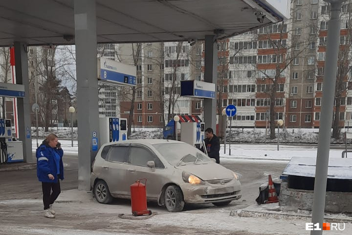 Приора врезалась в заправку