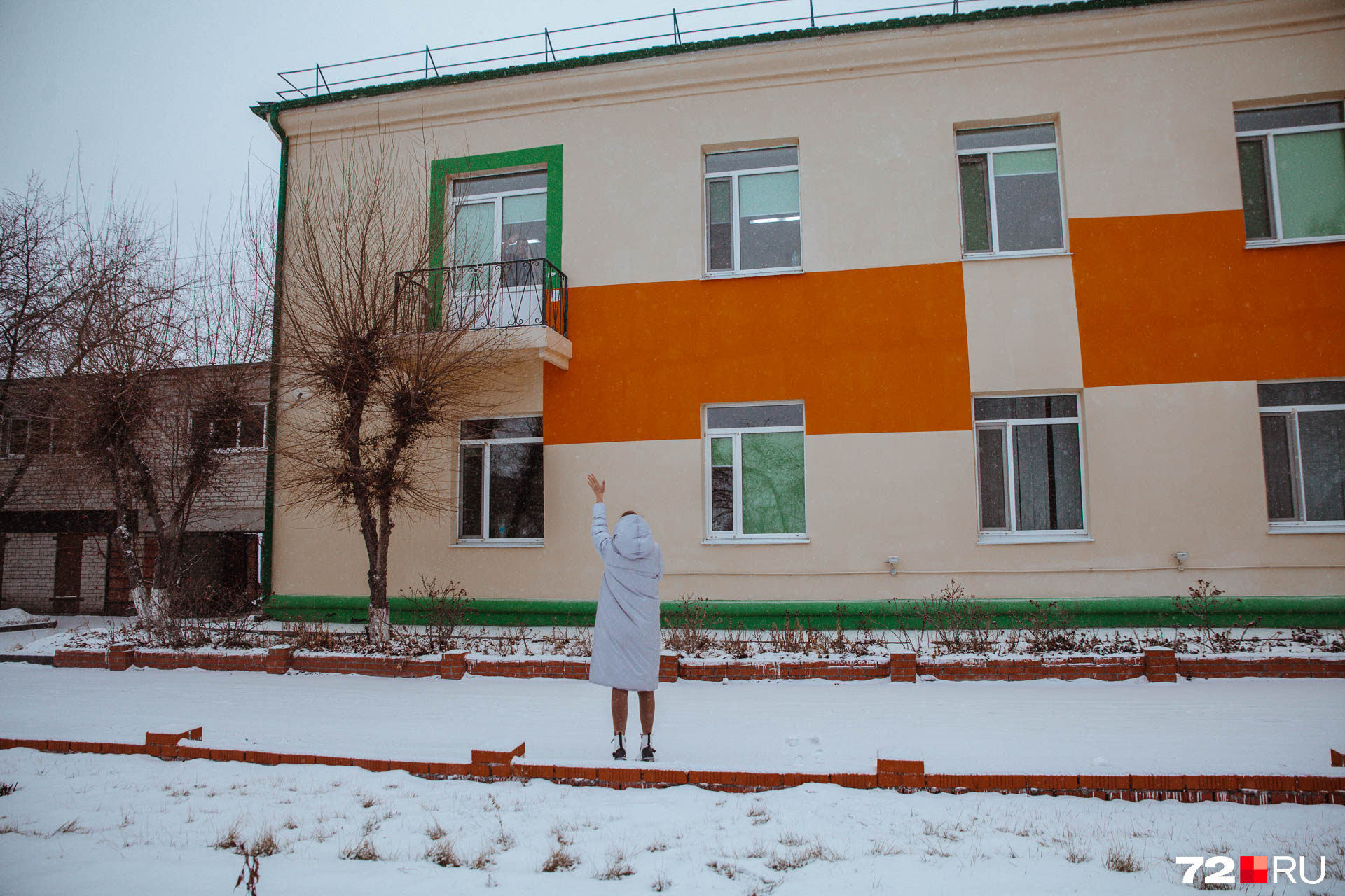 Пациенты госпиталя говорят, что большинство пациентов сейчас выписывают по истечению недели. По их словам, за этот период многим удается восстановить легкие. Но лечение врачи назначают и дома Пациенты госпиталя говорят, что большинство пациентов сейчас выписывают по истечению недели. По их словам, за этот период многим удается восстановить легкие. Но лечение врачи назначают и дома