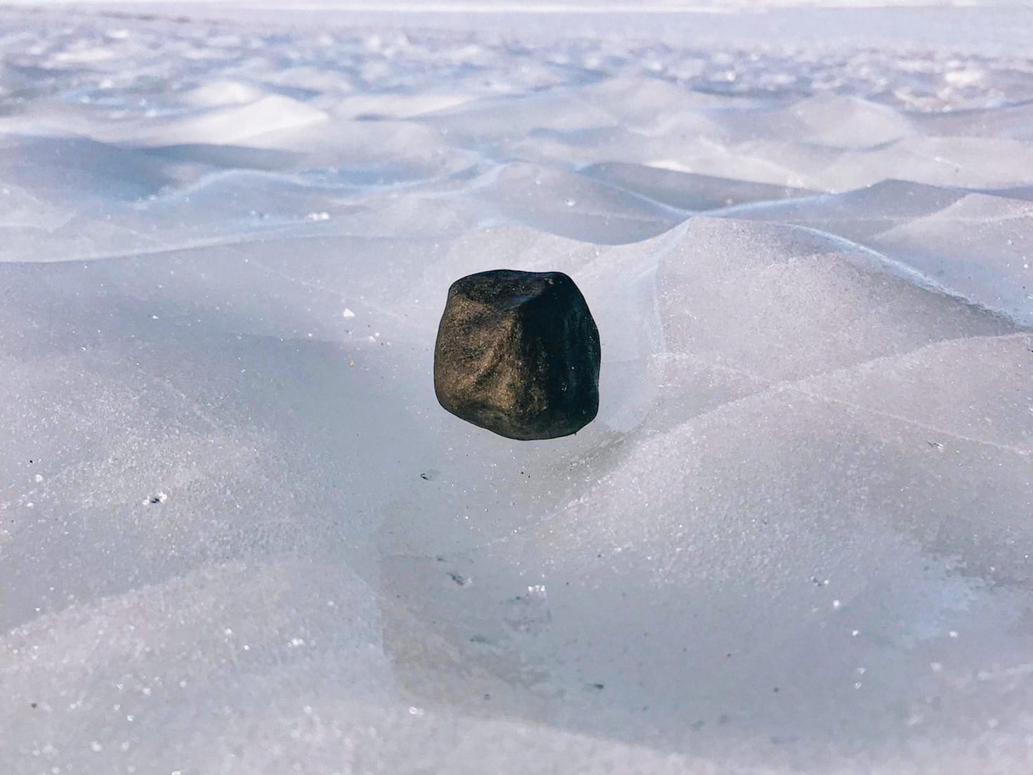 Этот метеорит в Антарктиде нашел горный гид Руслан Колунин
