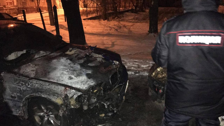 «Основная версия — поджог»: у водителя скорой в Челябинске, возглавляющего протест против низких зарплат, сгорела BMW
