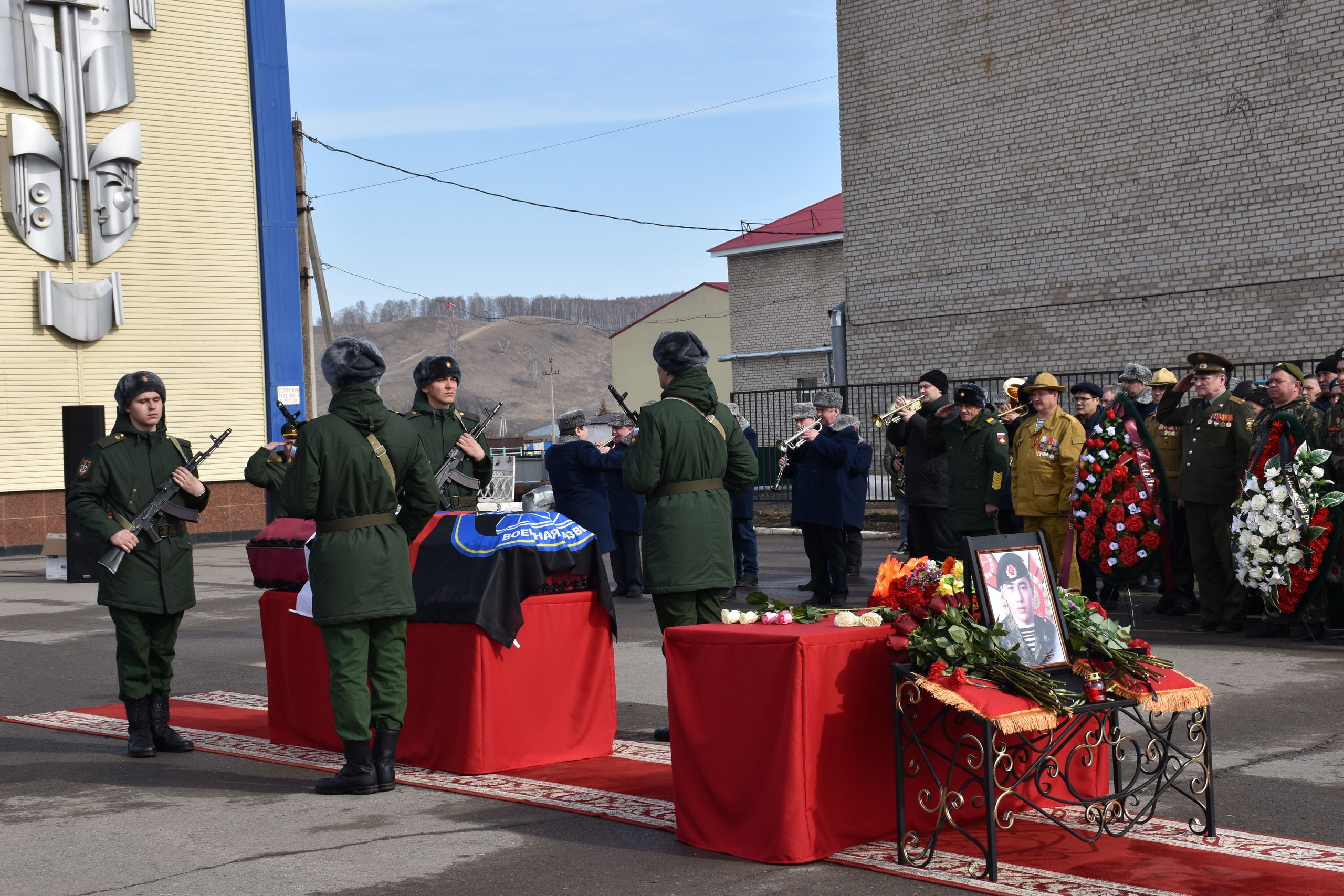 Прощание с военным. Похороны военнослужащего. Простились с погибшим в Башкортостане. Прощание с военнослужащими солдатами. Похороны с воинскими почестями.