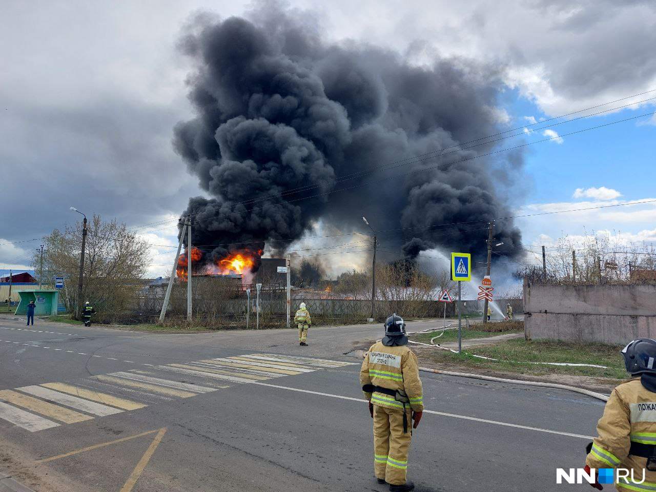 Промзона дзержинска. Пожары. Пожар в промзоне Дзержинска. Пожар в Дзержинске 4 мая 2022. Горит.