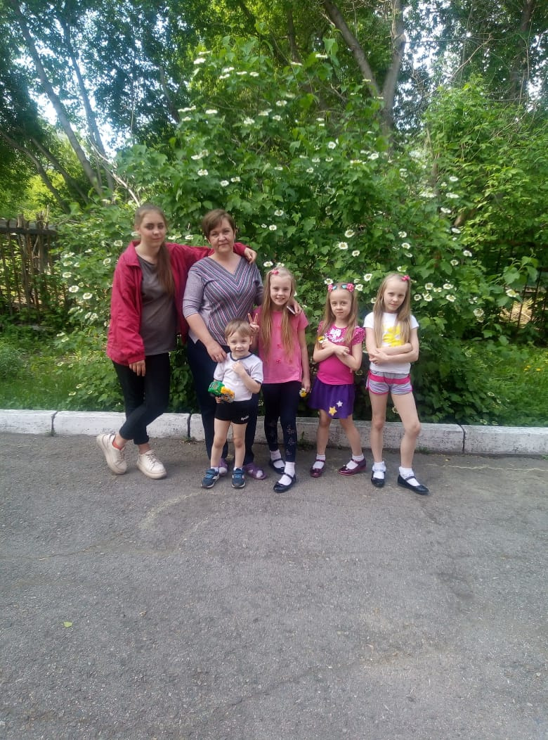 Ирина Пронских со своими детьми. Старшей Екатерине сейчас 17 лет, младший Вова скоро пойдет в школу