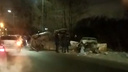 «Люди вылетали из окон»: возле магазина Metro под Челябинском столкнулось десять машин