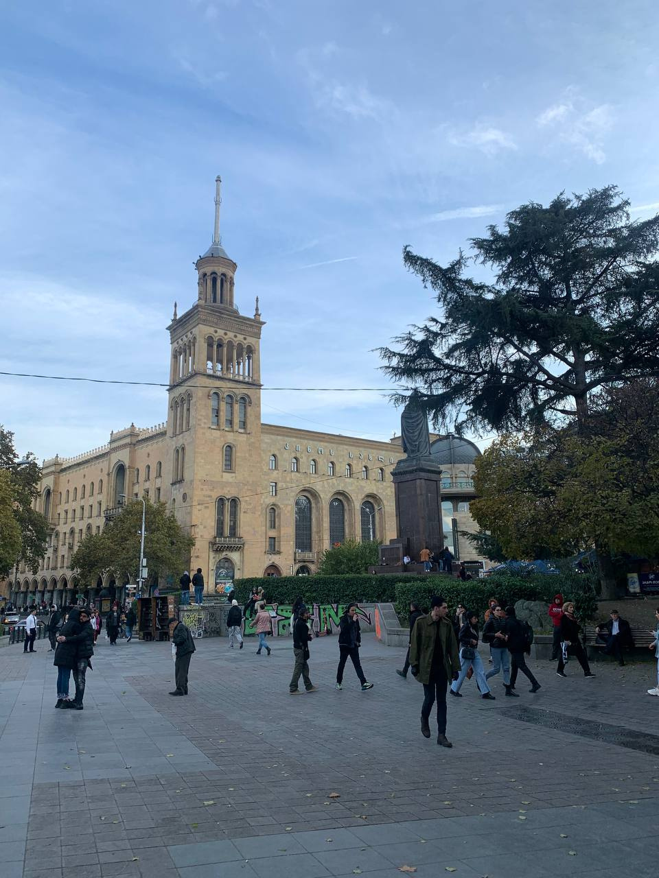 Отель, в котором живут Чупровы, находится недалеко от центра города и основных достопримечательностей Отель, в котором живут Чупровы, находится недалеко от центра города и основных достопримечательностей