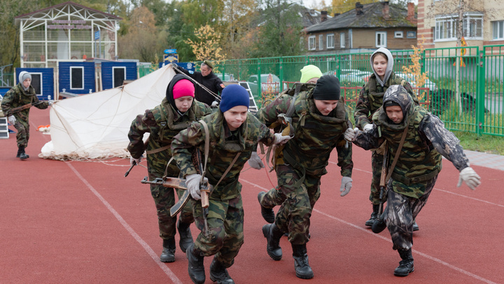 Как связисты и десантники: школьники Поморья сразились в областной военно-патриотической игре