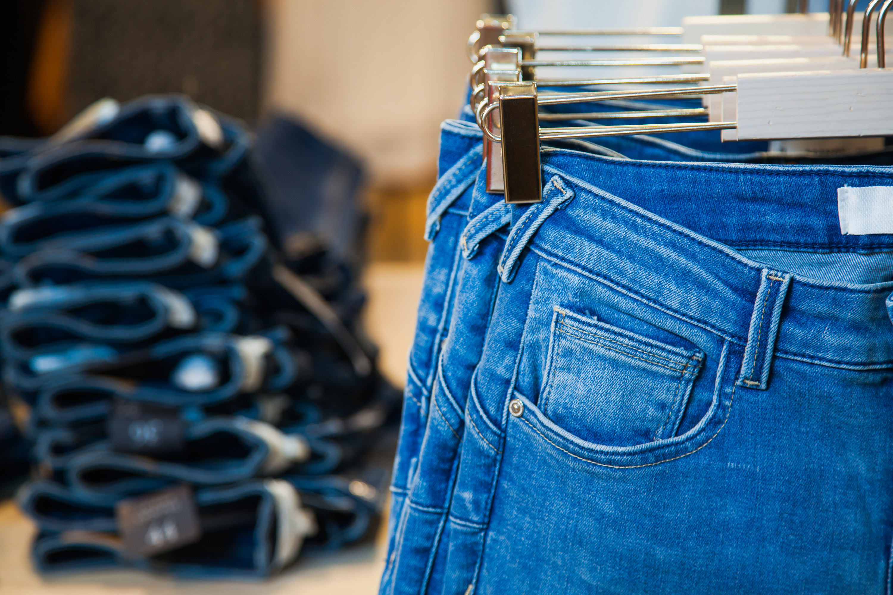 В магазин уже завезли актуальную весеннюю коллекцию 2022 года, в наличии самые трендовые новинки мужских и женских джинсов