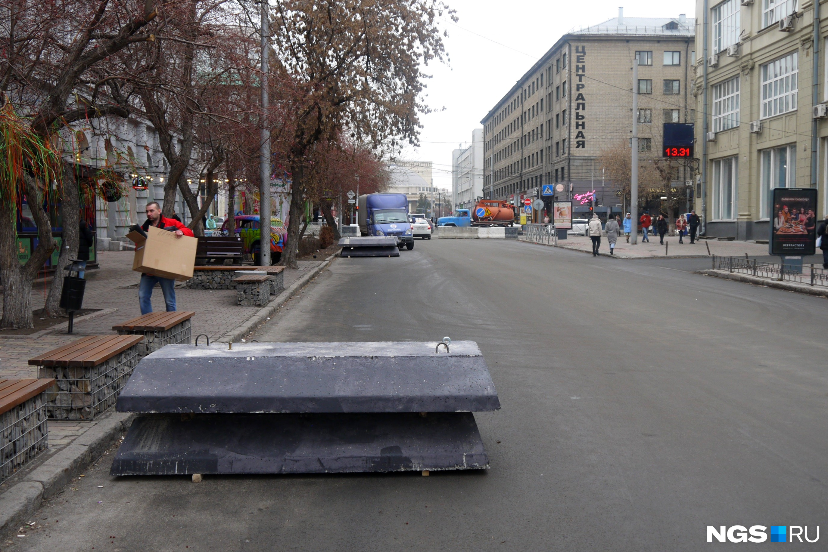 Улица Ленина сегодня — с бетонными конструкциями, напоминающими гробы