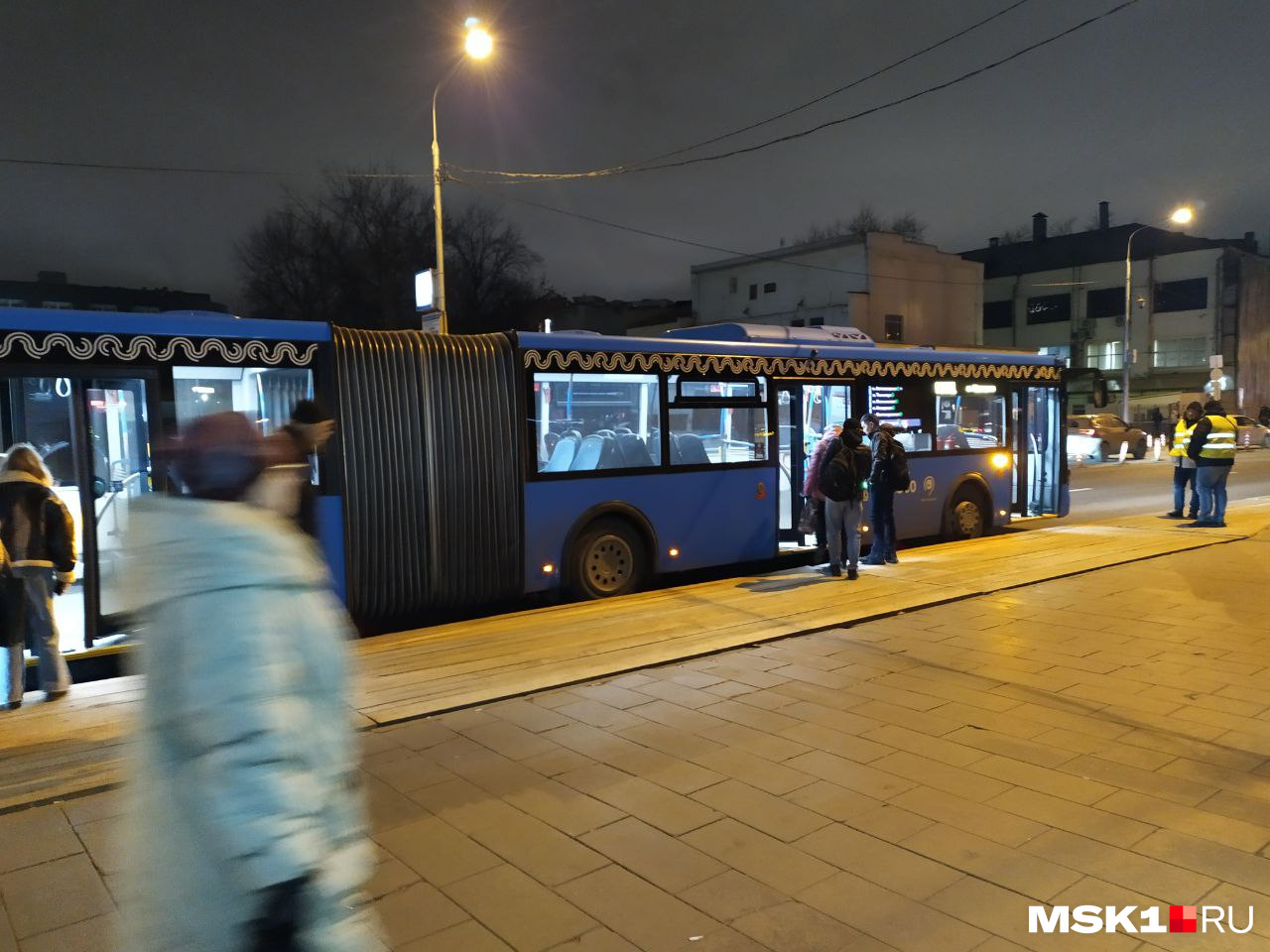 Когда три автобуса открыли двери, толпа быстро рассосалась, и в следующий автобус заходило мало людей