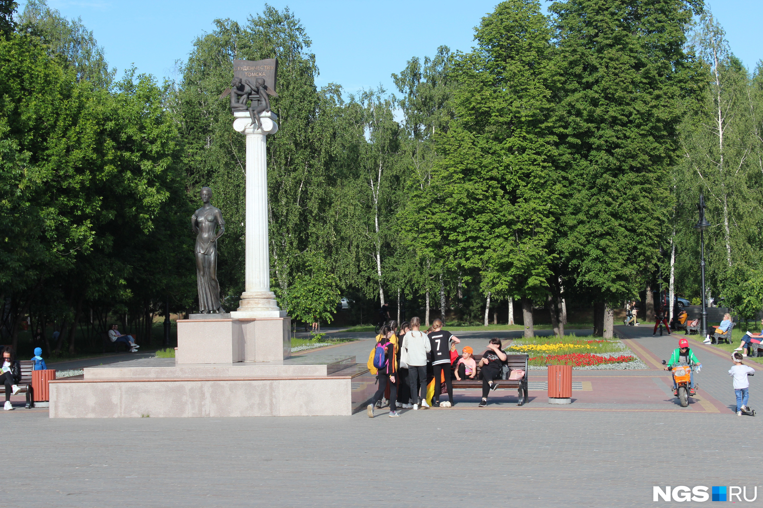 Парк томск. Сквер Томск. Парк площадь. Горсад Томск 2022. Памятник студенчеству Томска.