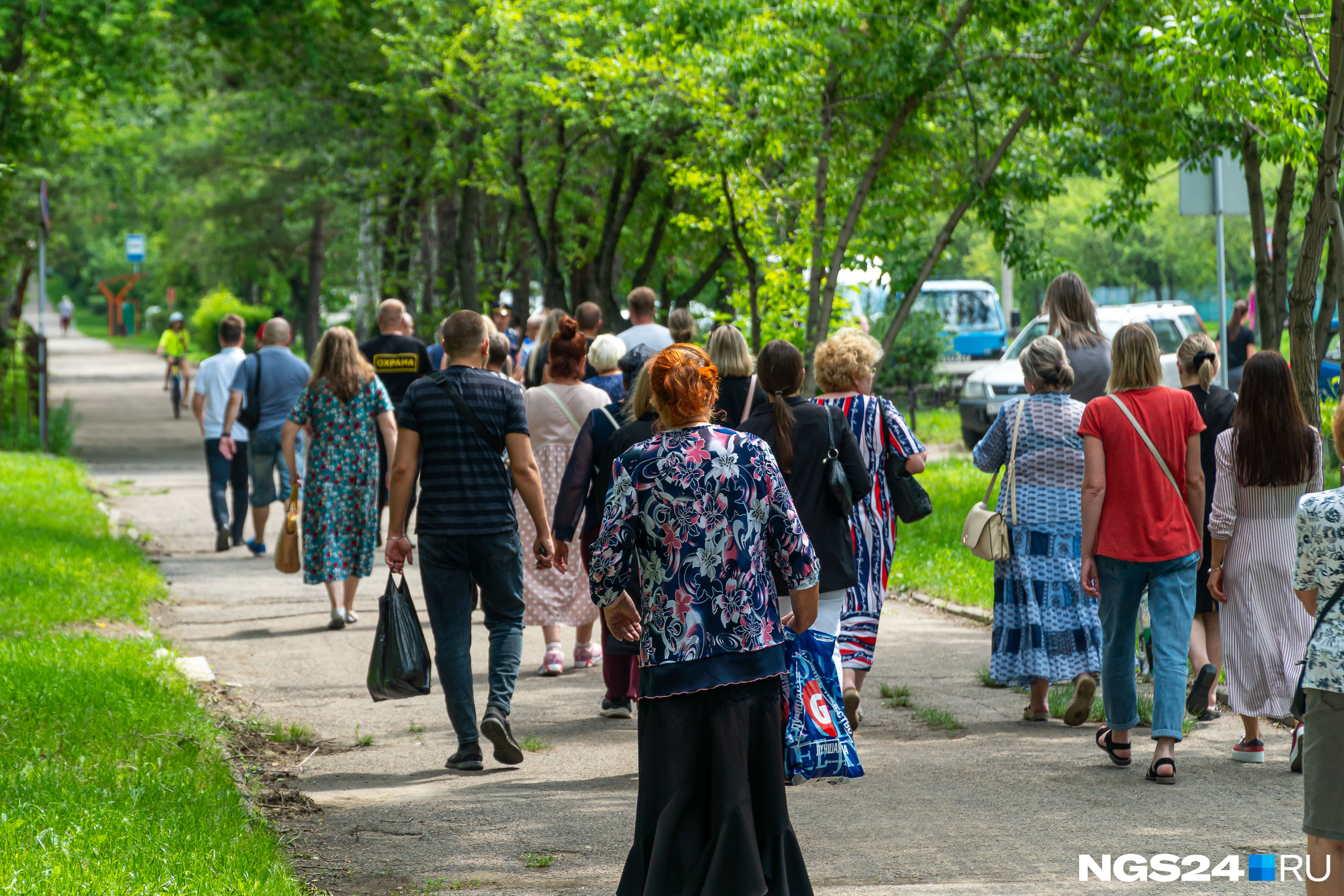 В толпе люди обсуждали произошедшую трагедию В толпе люди обсуждали произошедшую трагедию