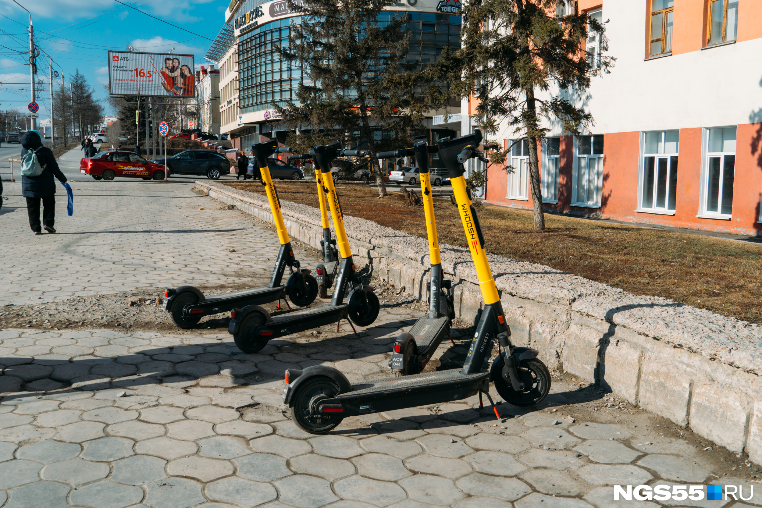 Самокат омск. Электросамокаты на улицах города. Самокаты напрокат. Whoosh самокаты Омск. Самокат вуш Сириус.