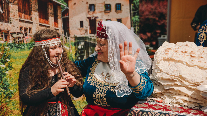 Украинцы удивили куклами, армяне — театром, а чеченцы — танцами. Фоторепортаж с «Моста дружбы» в Тюмени