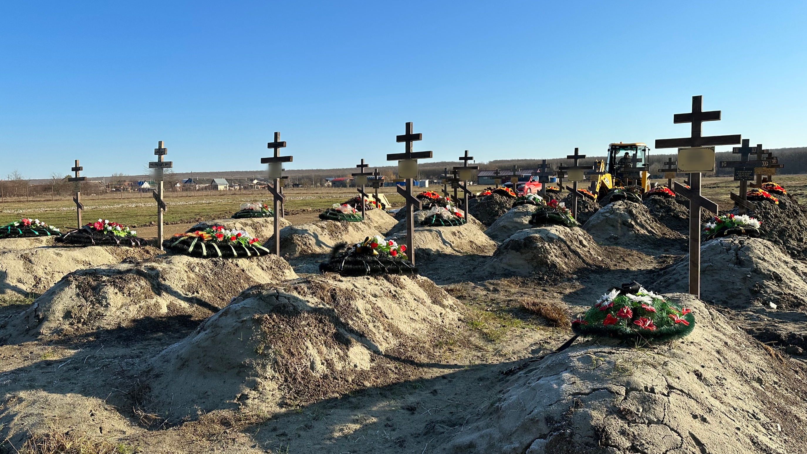 «Смотри там, кресты не перепутай». Репортаж с кладбища, где хоронят бойцов ЧВК «Вагнер»