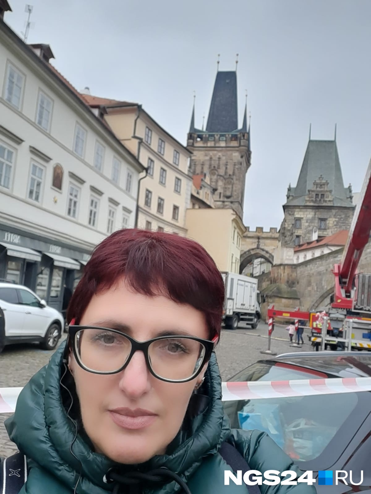 На фоне Староместской ратуши в Праге На фоне Староместской ратуши в Праге