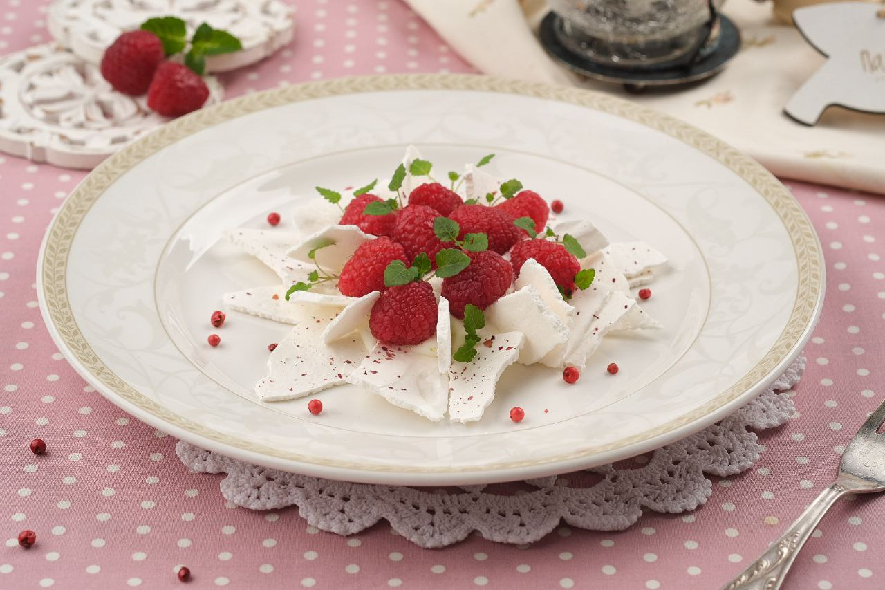 Специальный десерт — «Павлова со свежей малиной и кремом из белого шоколада»