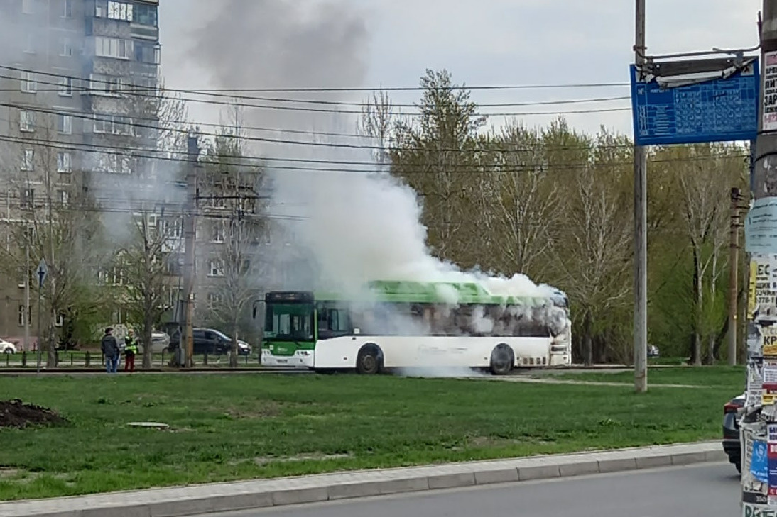 Загорелся автобус в Челябинске - 4 мая 2022 - 74.ru