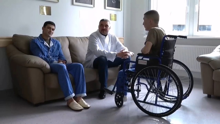 Герою из Забайкалья провели 14 операций — его и других раненных на Украине навестил Осипов