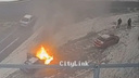 В Северодвинске сгорел автомобиль: ДТП попало на видео