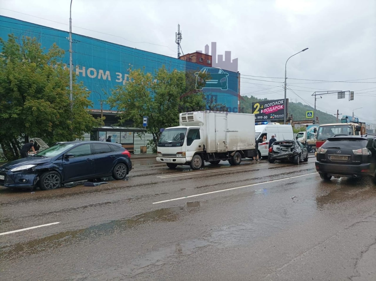 За одним из пострадавших приехала скорая помощь За одним из пострадавших приехала скорая помощь