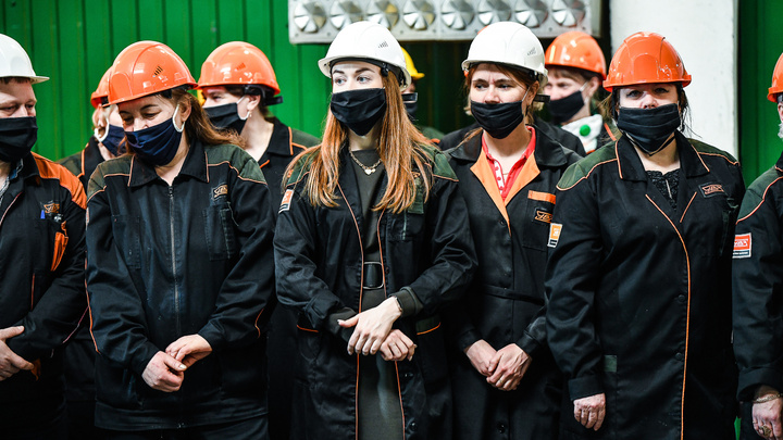 На крупном заводе в Новокузнецке вернули ковидные ограничения