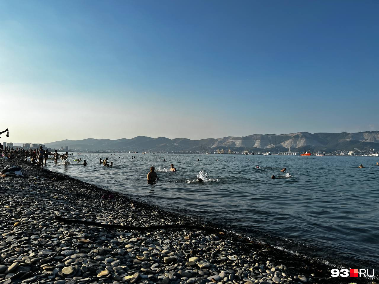 Несмотря на близость порта, на местных пляжах купаются люди