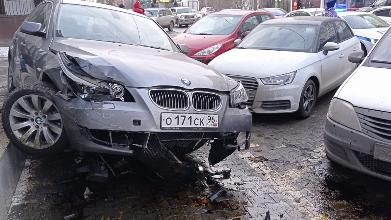 «Принял решение уйти вправо». В центре Екатеринбурга BMW вылетел на тротуар