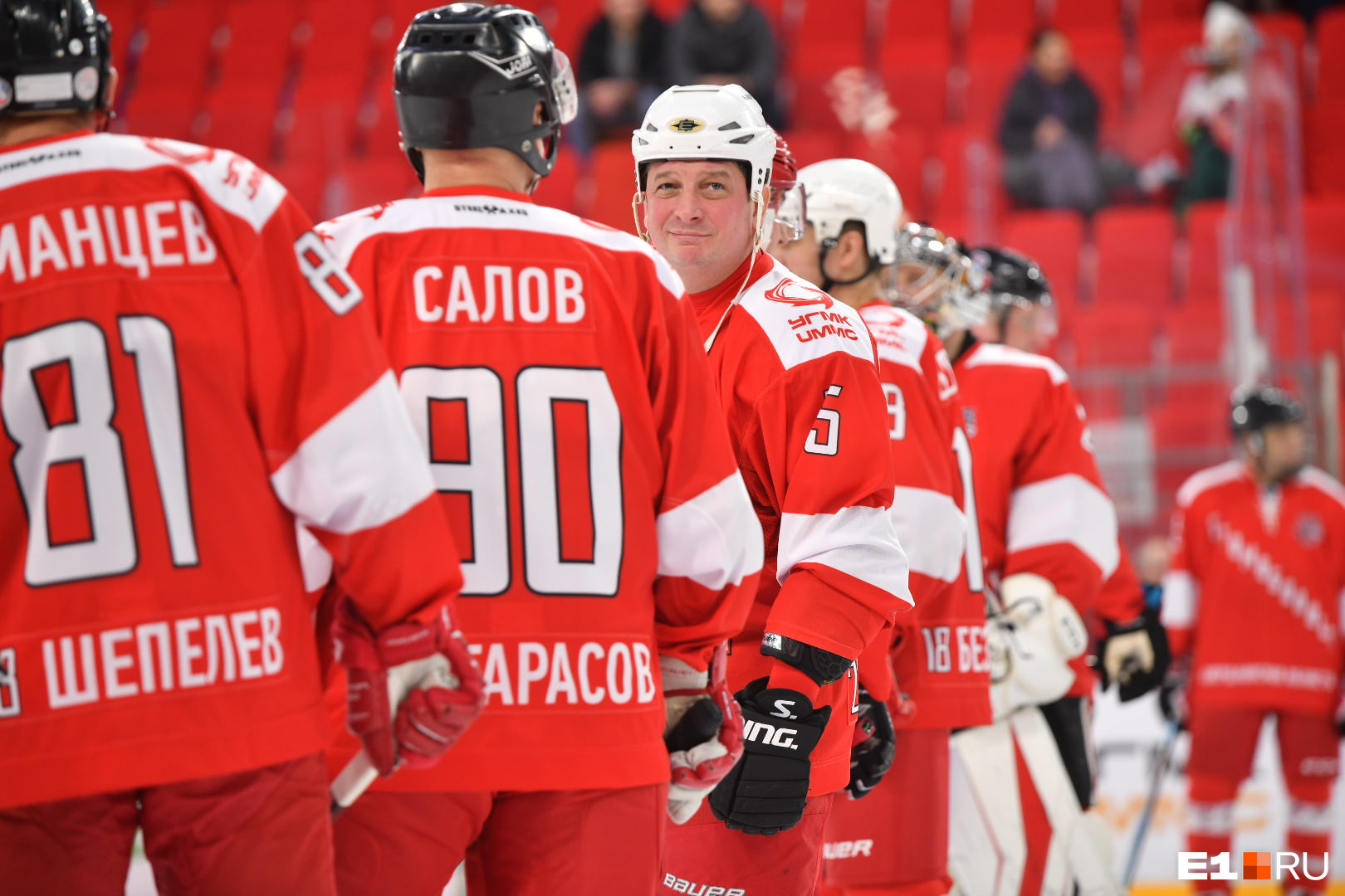 С кем играет автомобилист в 1 4. Ветераны автомобилиста. Автомобилист чемпион кхл. Хоккей любители. Хоккей матч.