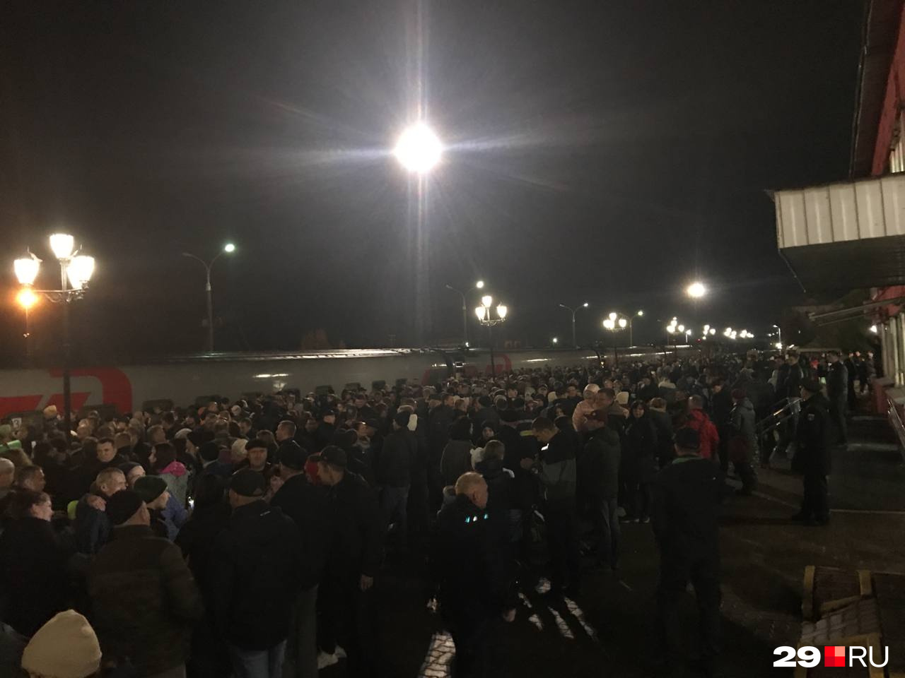 Вечерний поезд поедет в Санкт-Петербург: смотрите, сколько людей на перроне