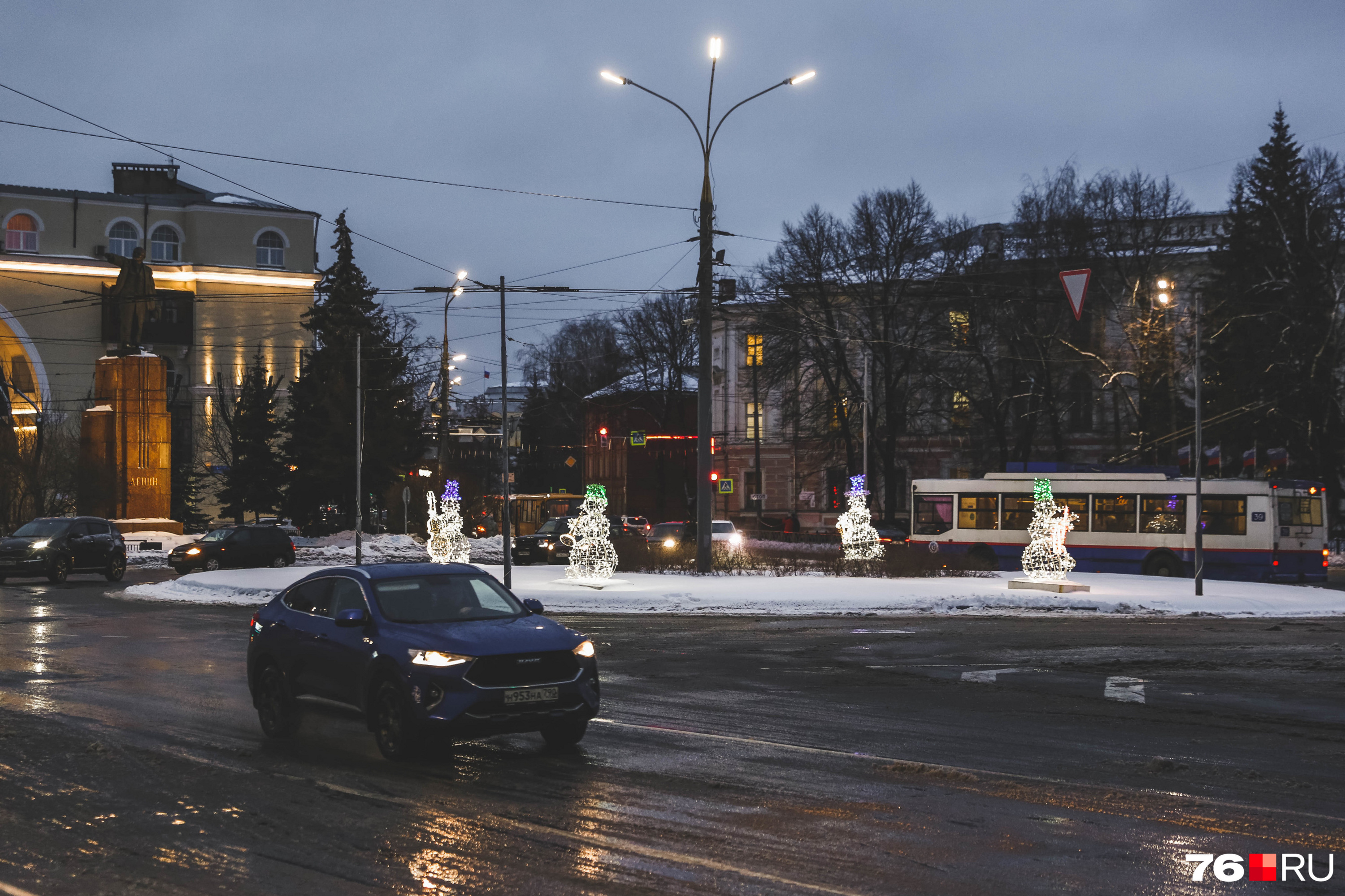 Зато снеговики на Красной площади держатся — сияют на полную