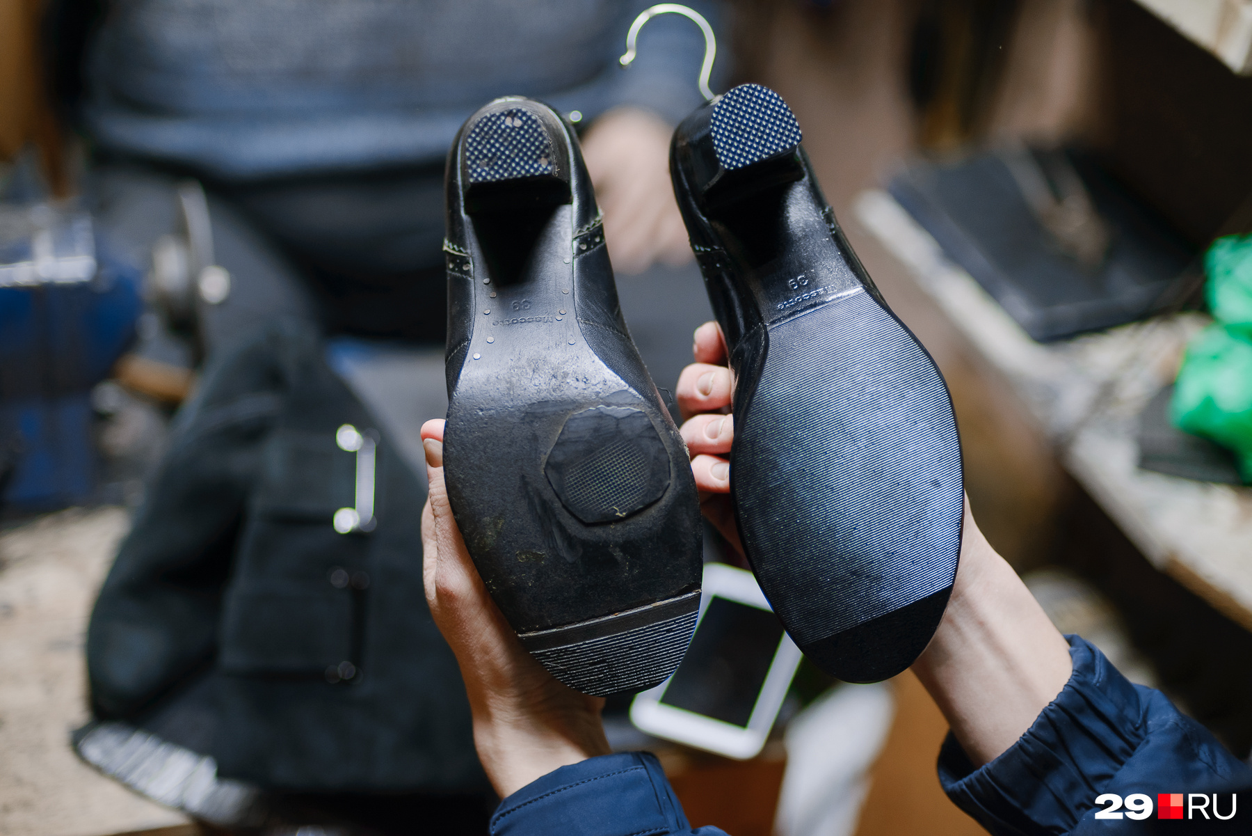 Слева — обувь после ремонта в другой мастерской, справа — после реставрации Артуша Костаняна