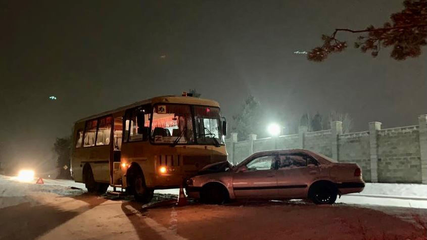 Водитель легковушки врезался в школьный автобус с детьми в Маркова