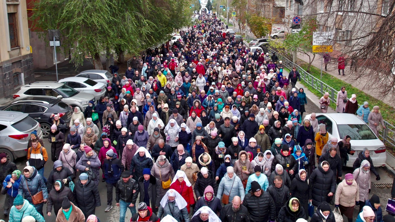 Видео: в Самаре сотни верующих заполнили улицы исторического центра