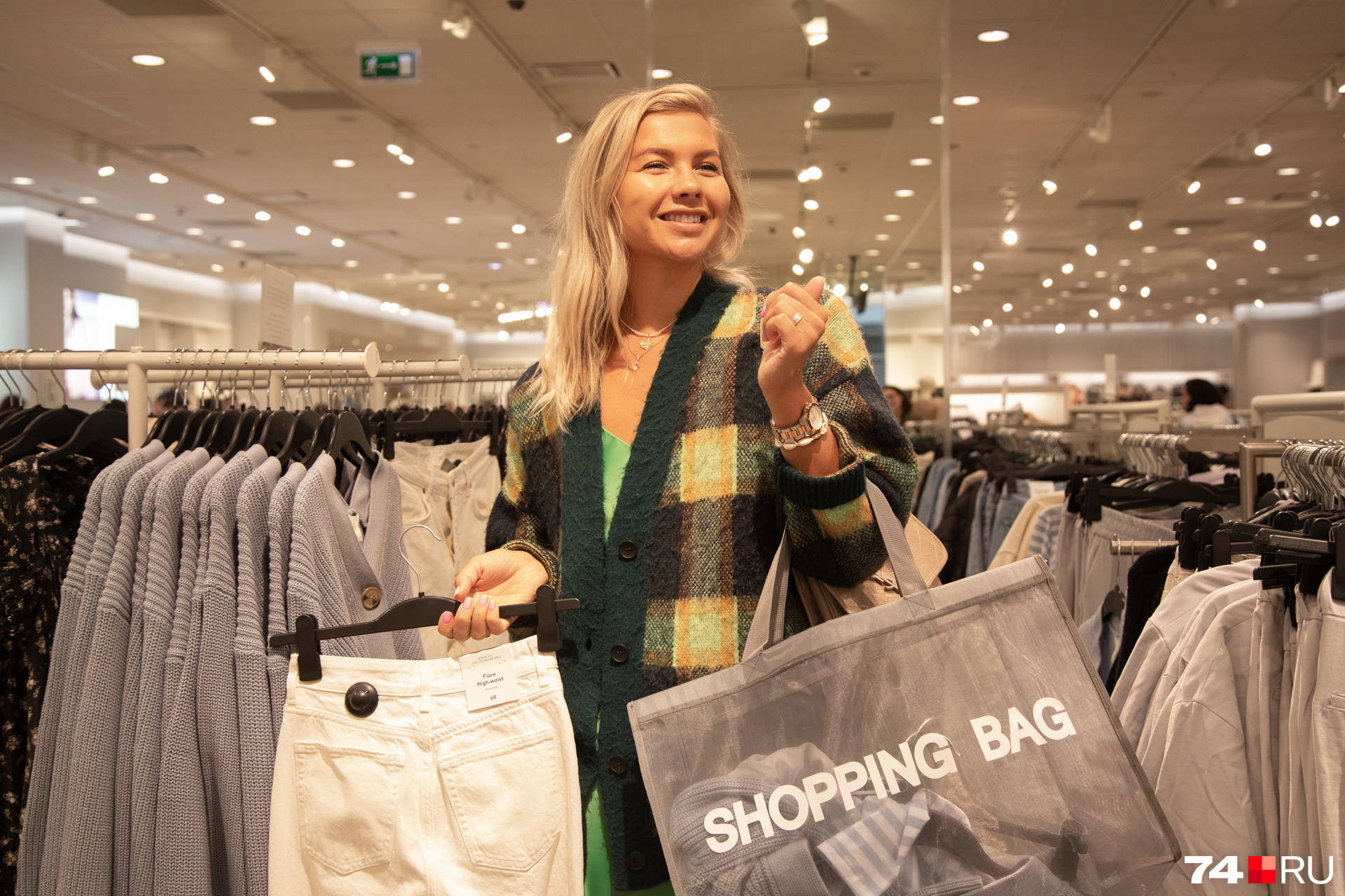 Мария светится от счастья на шопинге в магазине шведского бренда