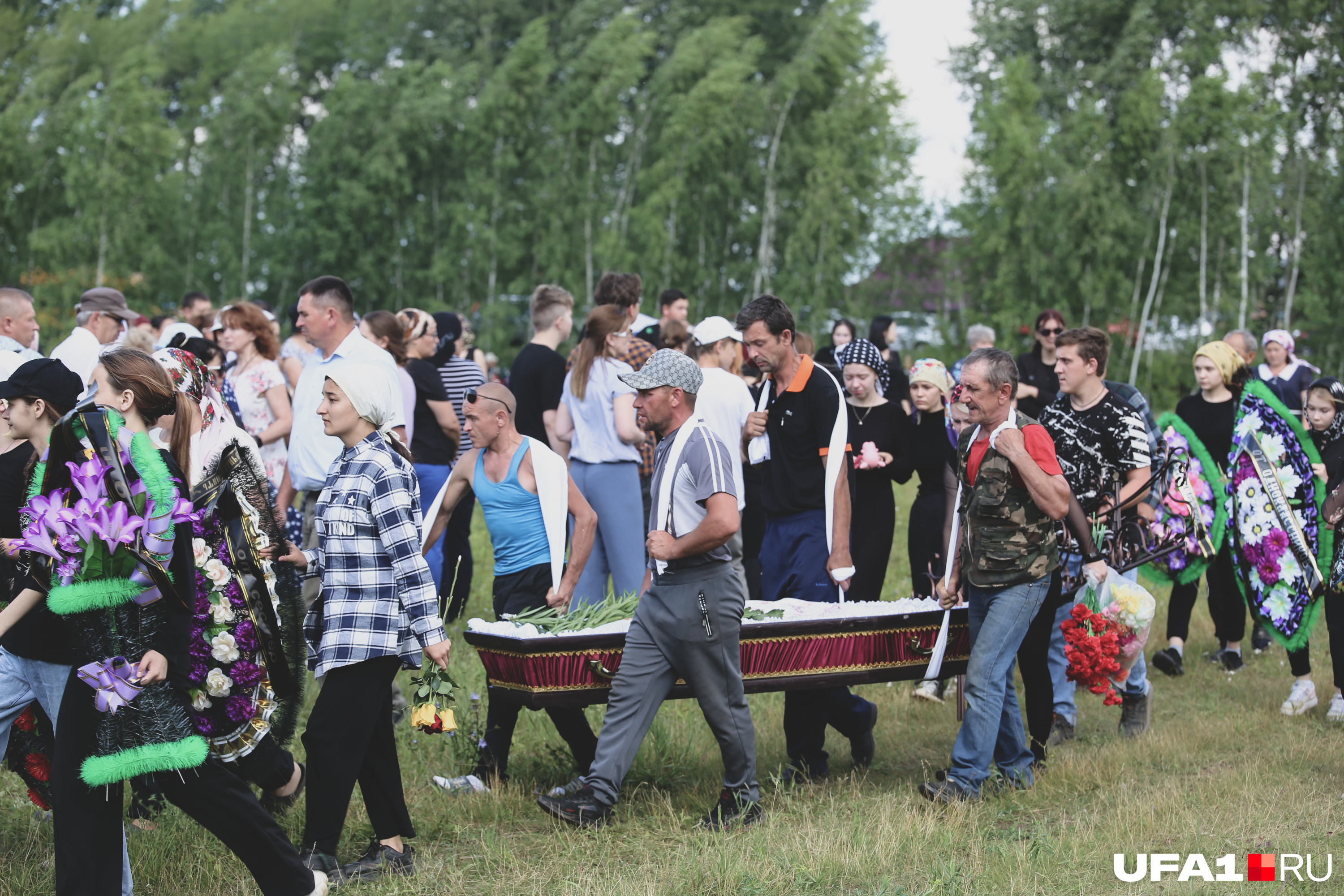Мужчины несут тело погибшей Ани Мужчины несут тело погибшей Ани