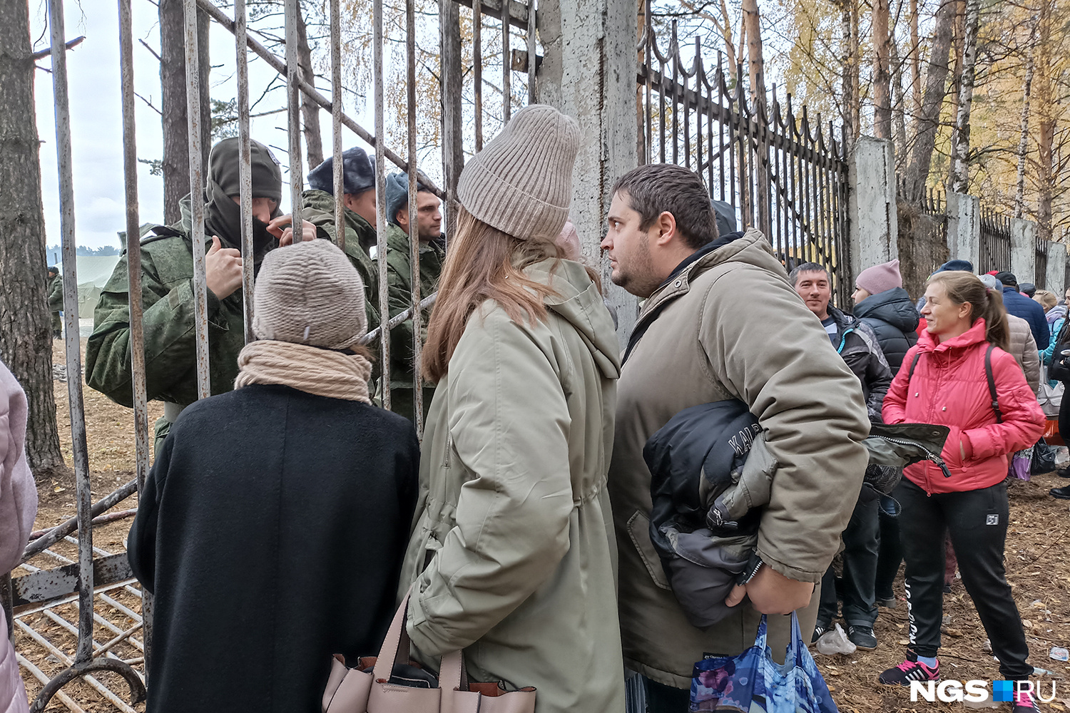 «Многие из них не вернутся домой, и это страшно»: как родственники мобилизованных проводят дни по ту сторону забора