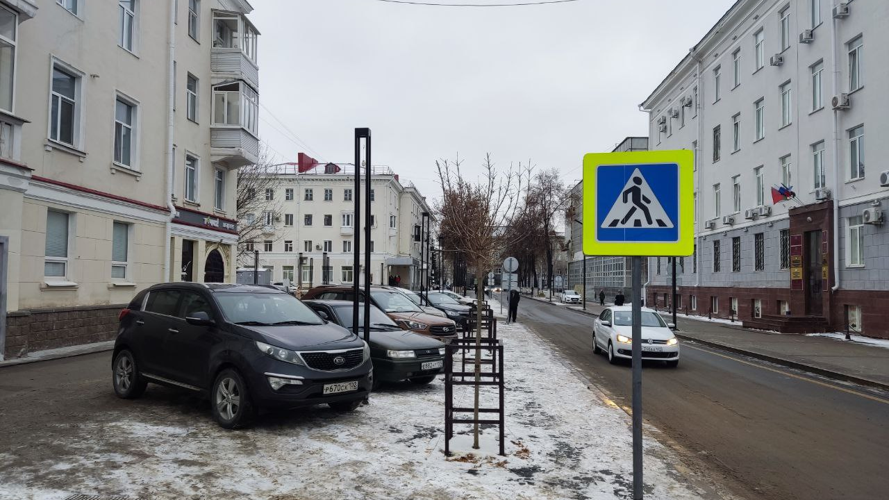 Грекова никто не слушает: в центре Уфы автохамы паркуются рядом с площадью, которую Хабиров хочет сделать «Красной»
