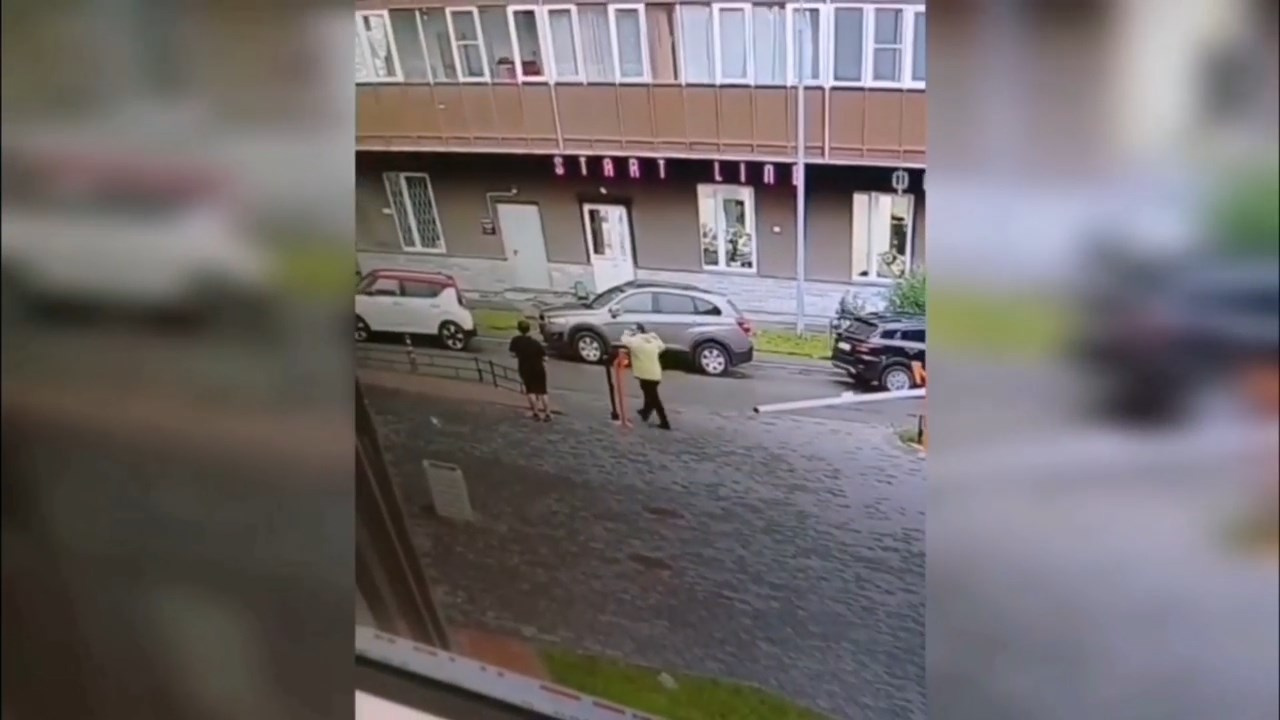 Стрельба в шушарах. Конфликт водителей на парковке ТЦ В Петербурге. Машина заехала на парковочную сферу. В Шушарах 21.01.2023 нападение