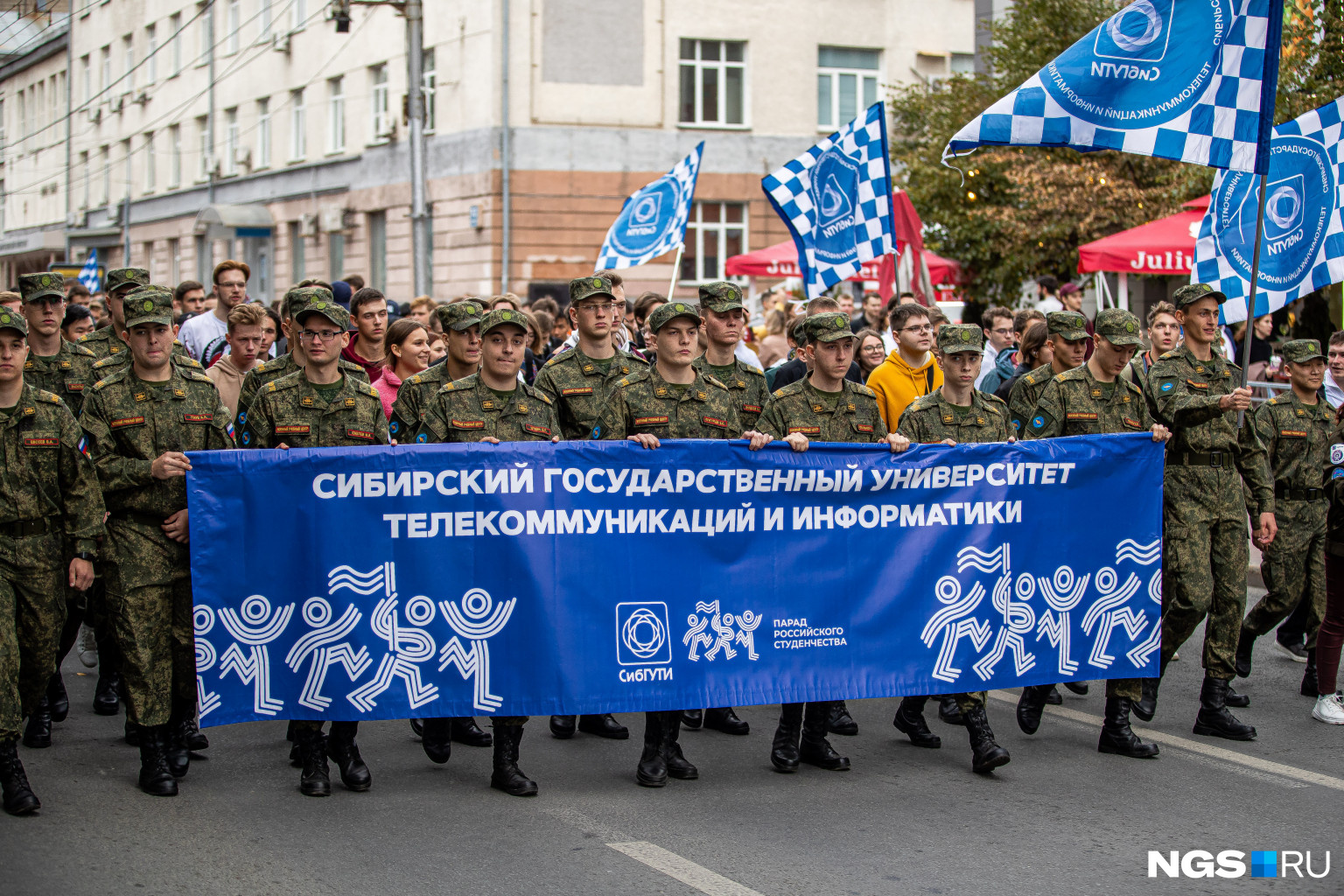 Шествие началось в 17:30 Шествие началось в 17:30