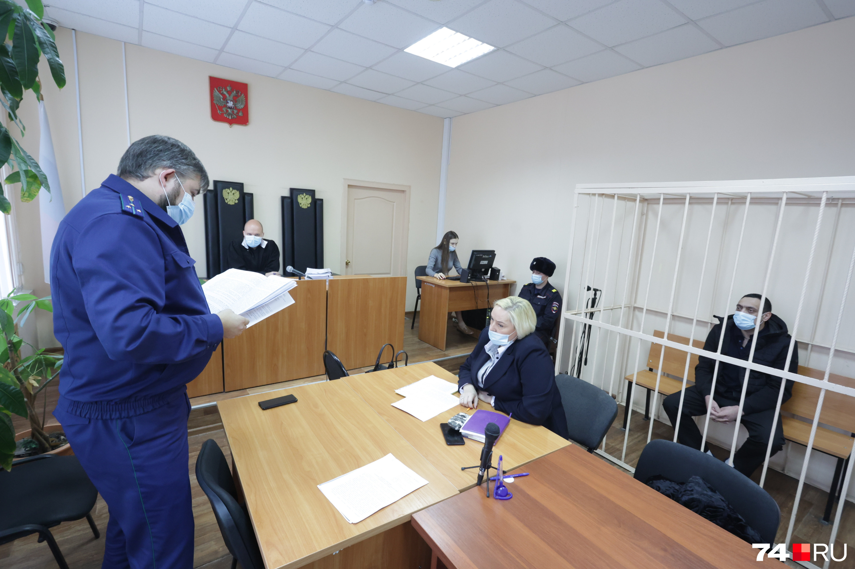 Гособвинитель напомнил, что, помимо раны на бедре, у Анастасии были также порезы на руках, то есть она пыталась защищаться Гособвинитель напомнил, что, помимо раны на бедре, у Анастасии были также порезы на руках, то есть она пыталась защищаться