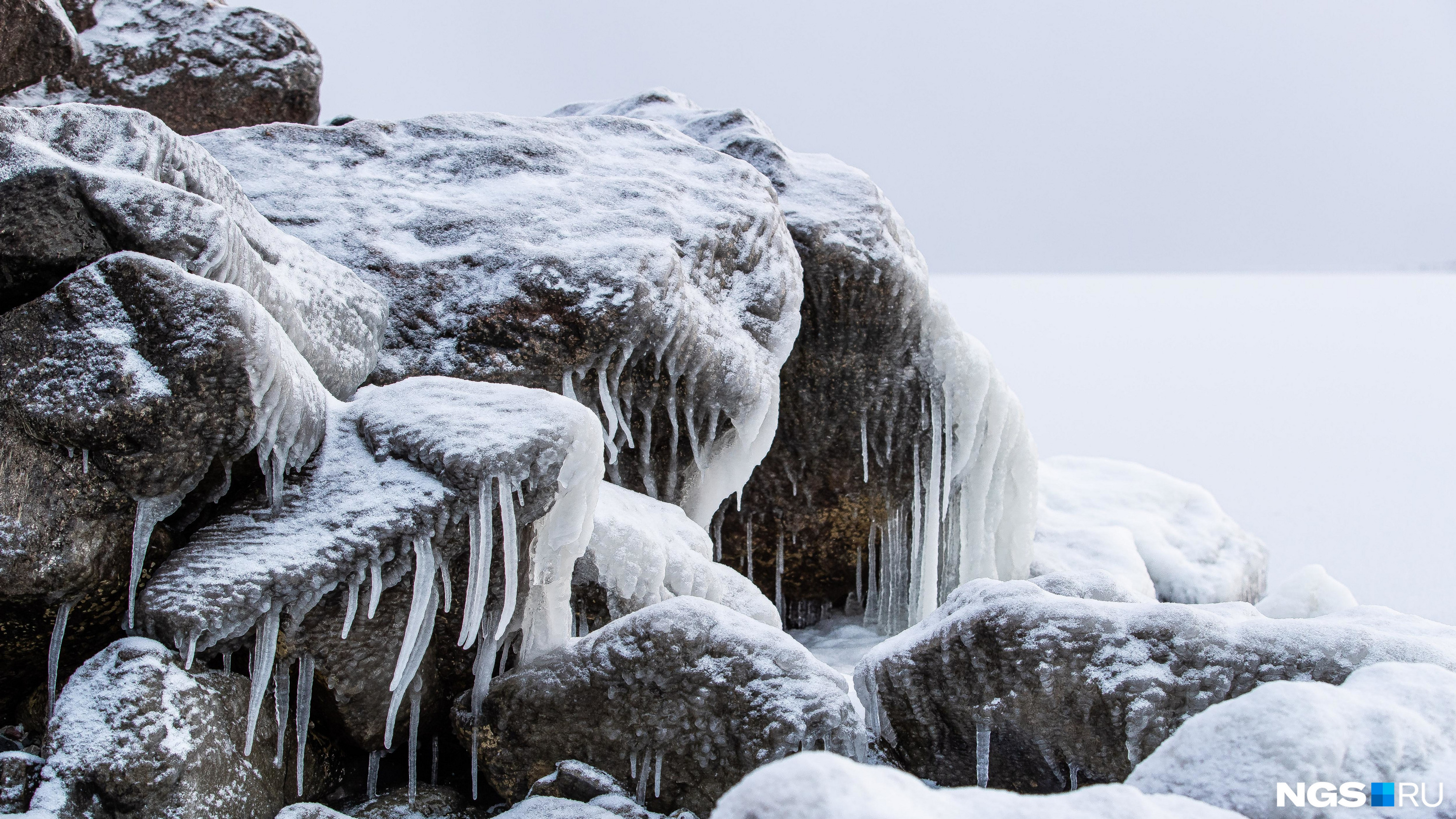 Камни на пляже Академгородка покрылись льдом