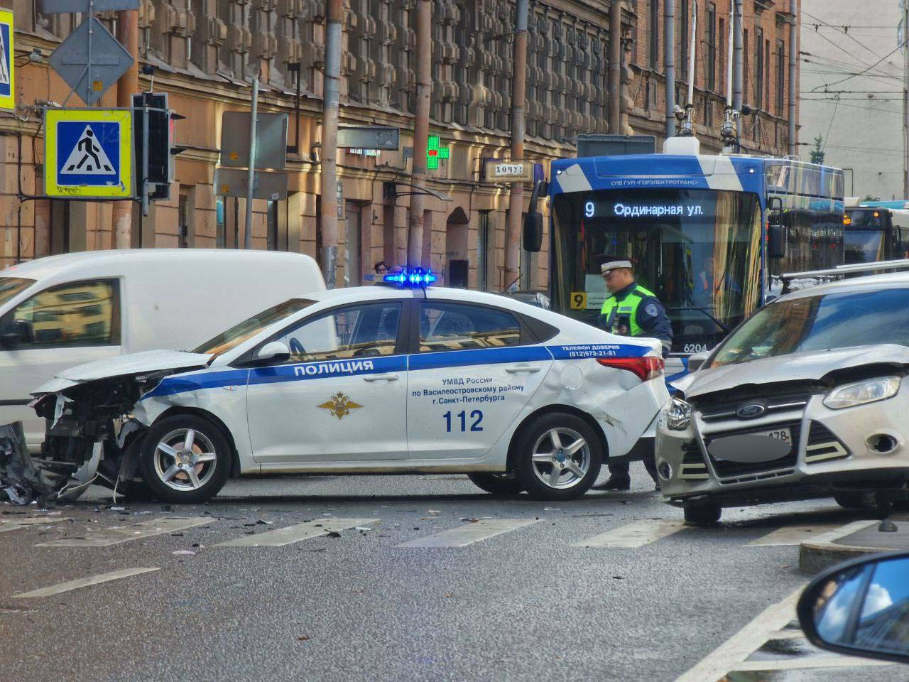 Полицейская машина. Машина "полиция". Полицейские машины Санкт-Петербурга. Разбитые полицейские машины. Чуть не попал в аварию