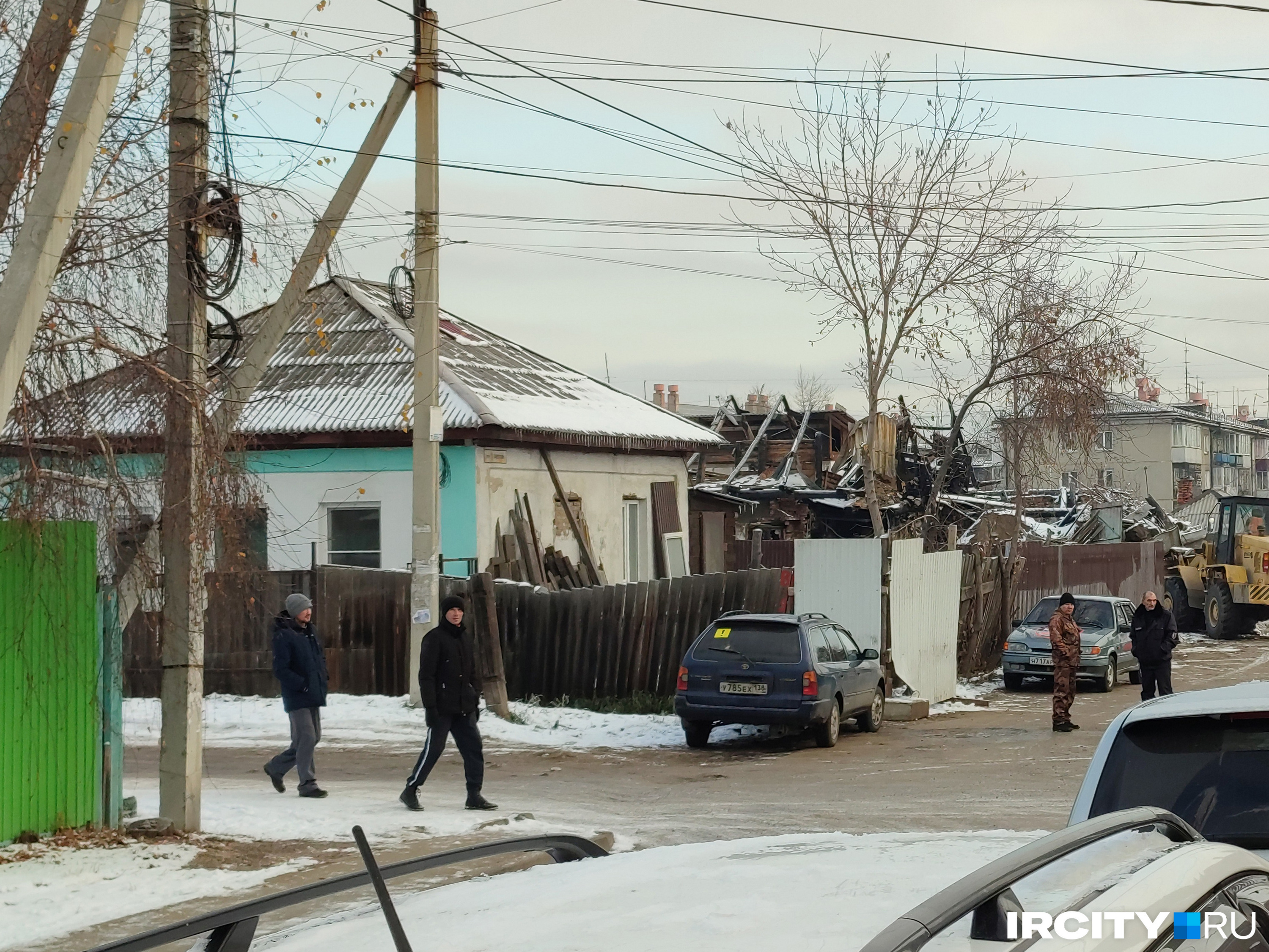 Дом на углу улицы Павла Красильникова и 2-го Советского переулка (слева) пострадал — после падения самолета по стене пошла трещина