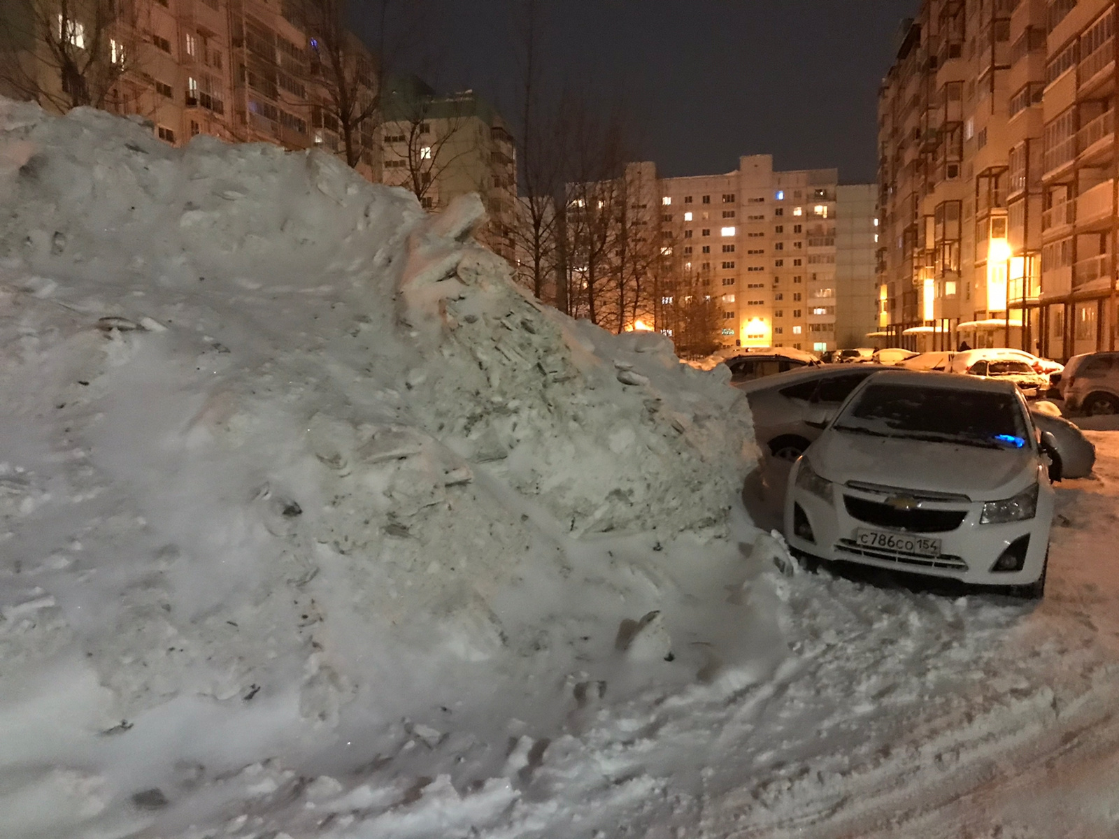 Снежные завалы образовались и на улице Потылицына