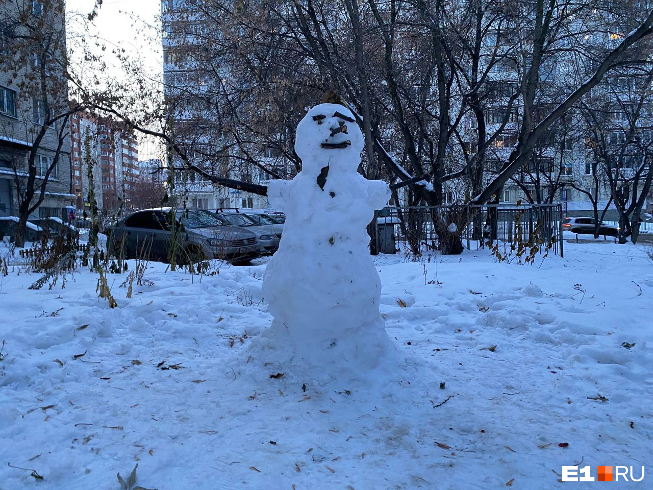 В екатеринбурге потеплеет. Сильный Мороз. Весенний Снеговик в переулке. День счастливых снеговиков 25 января. Морозы в Москве.