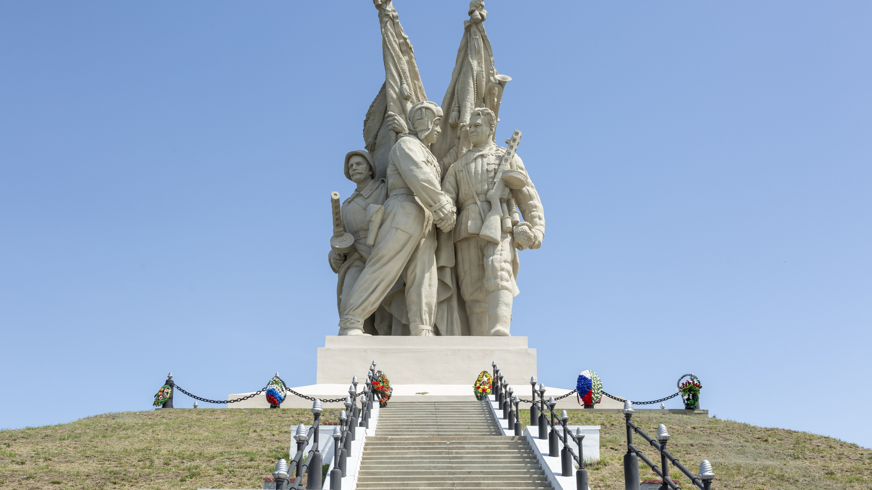 Четыре бойца в Пятиморске: о чем напоминает монумент «Соединение фронтов» под Волгоградом