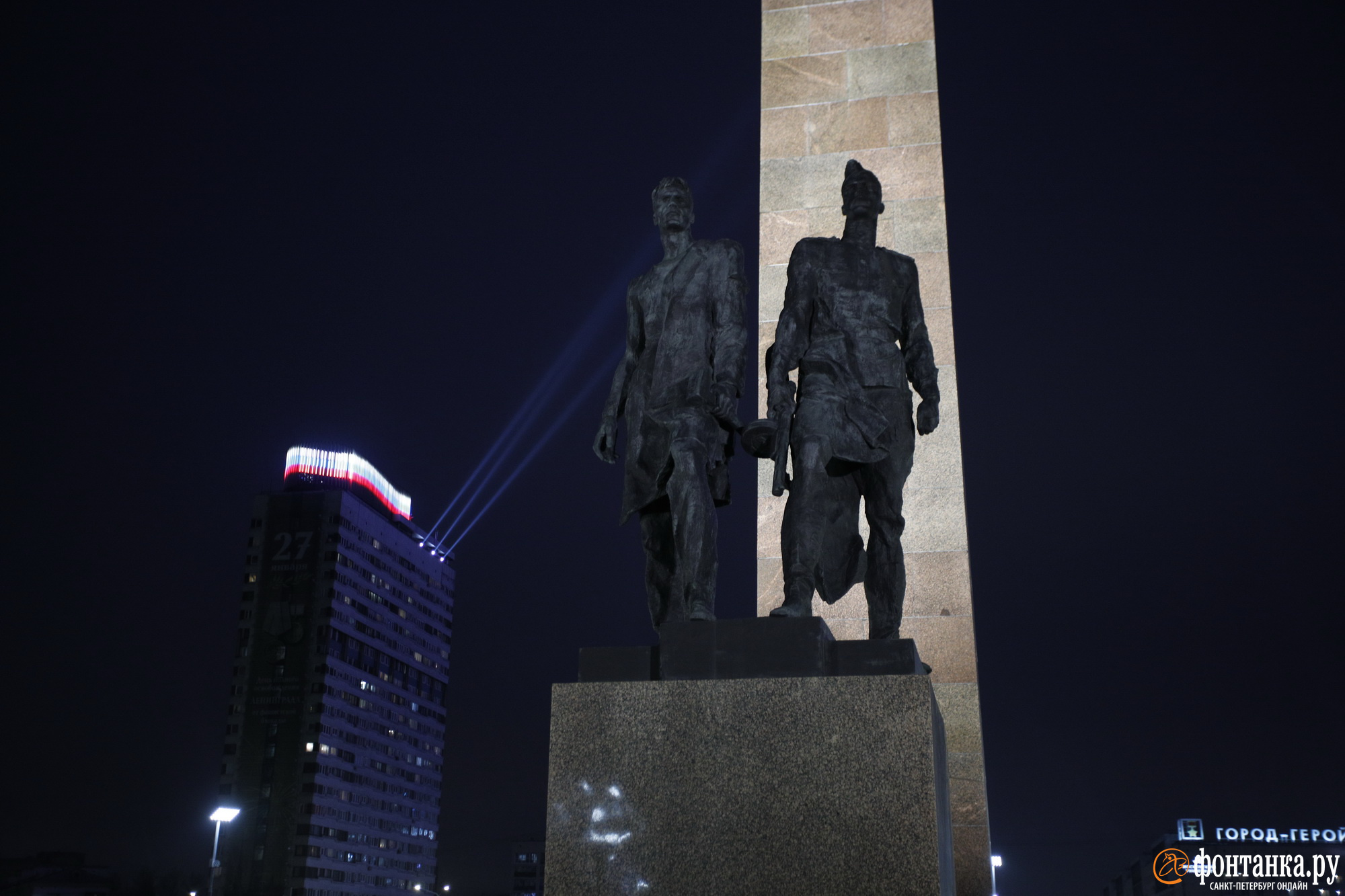 Ночное небо над Петербургом озарили яркие «лучи Победы»
